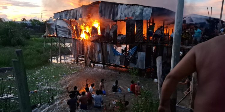 Incendio en Punchana consumió 6 viviendas en Punchana