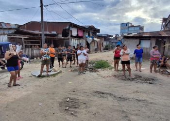Vecinos protestan por desagüe obstruido y exigen solución