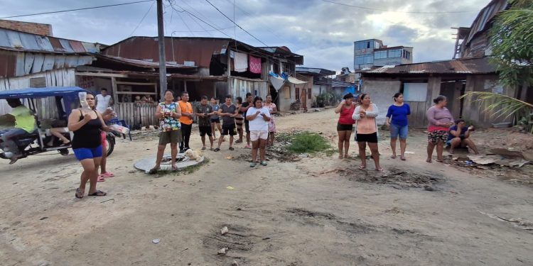 Vecinos protestan por desagüe obstruido y exigen solución