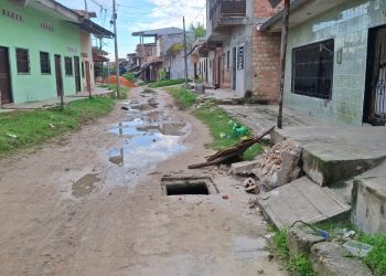 Niño casi es arrastrado por el desagüe tras caer en buzón sin tapa