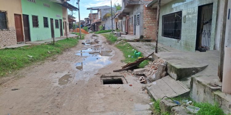 Niño casi es arrastrado por el desagüe tras caer en buzón sin tapa