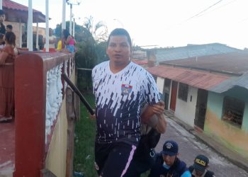 Hombre en presunto estado de ebriedad golpea brutalmente a dos mujeres