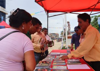 Escritor Moisés Inga Mendoza presentó sus libros en el III Festival del Carnaval Intercultural de la Amana 2025
