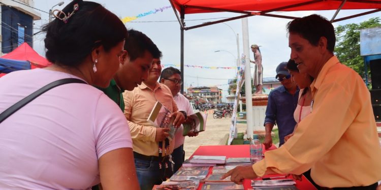 Escritor Moisés Inga Mendoza presentó sus libros en el III Festival del Carnaval Intercultural de la Amana 2025