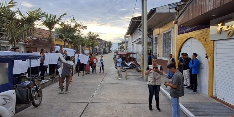 Moradores del A.H. Múnich protestan frente a la casa del gobernador René Chávez