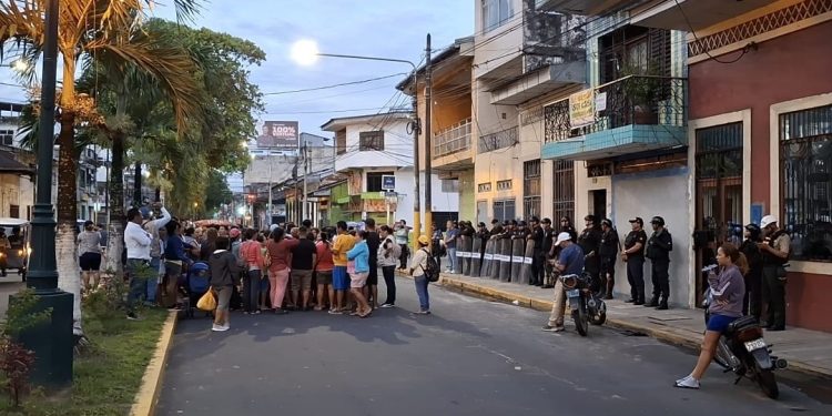 Vendedores del Mercado Modelo protestan frente a la casa del alcalde Vladimir Chong