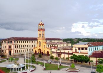 Retraso en pagos y contratos irregulares perjudican a docentes y estudiantes en Requena