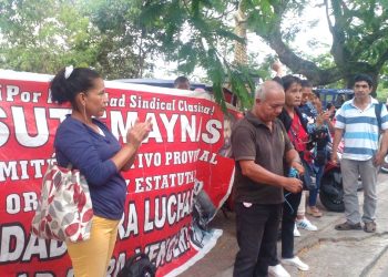 Docentes contratados siguen esperando el pago correspondiente del mes