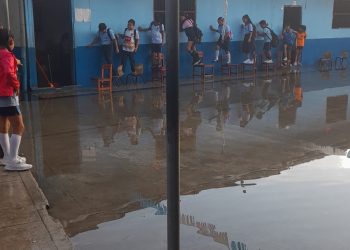 Colegio María Socorro amanece inundado y pone en riesgo a más de 300 estudiantes