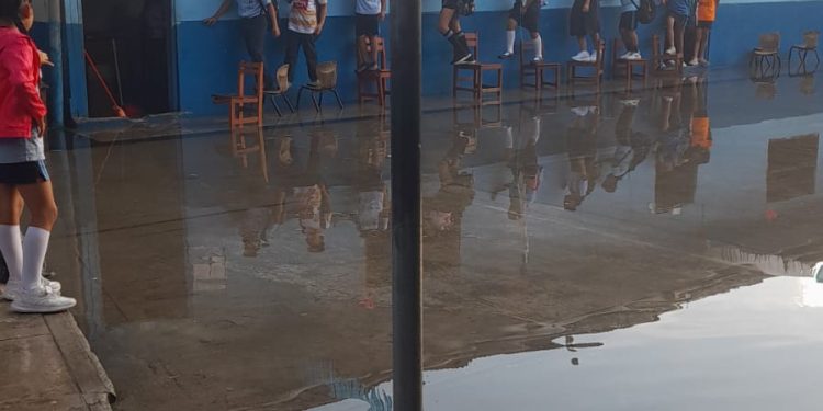 Colegio María Socorro amanece inundado y pone en riesgo a más de 300 estudiantes