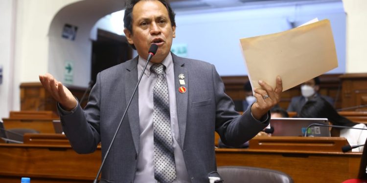 Congresista Segundo Montalvo Cubas cuestiona retrasos en la construcción del nuevo Hospital Regional de Loreto