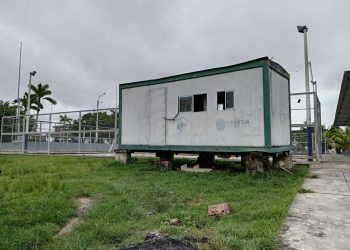 Vecinos usan PIR de la policía para guardar leña