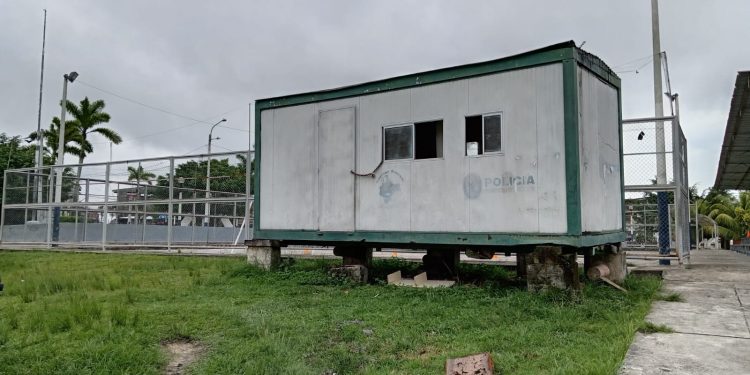 Vecinos usan PIR de la policía para guardar leña