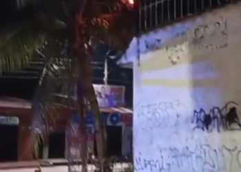 Cables de alumbrado público causan pánico en plena vía por corto circuito