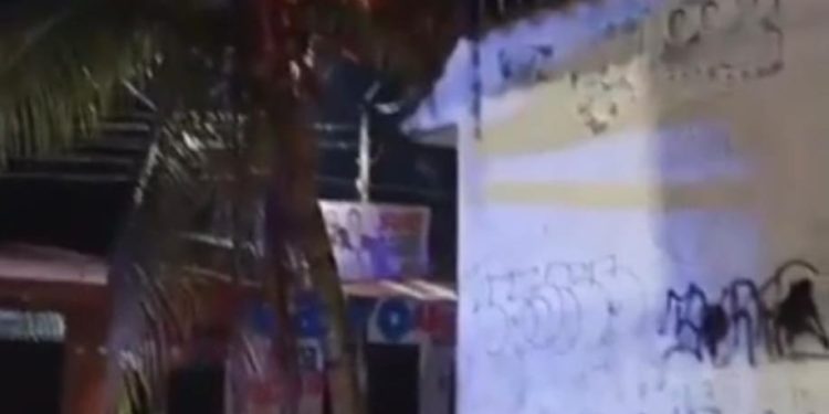 Cables de alumbrado público causan pánico en plena vía por corto circuito