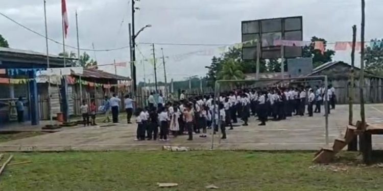 Padres denuncian uso político en colegio de Tacsha Curaray durante aniversario institucional