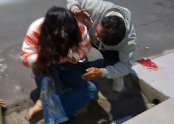 Joven mujer pierde el control y choca contra un árbol en intersección de Moore con Benavides