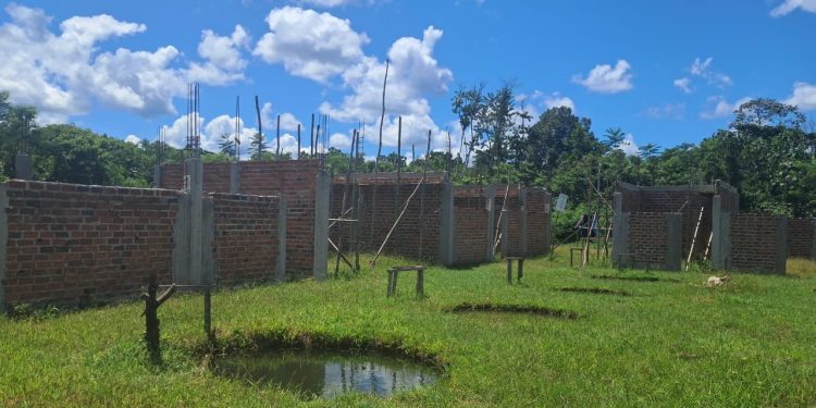 Docentes denuncian abandono de obra educativa en comunidad shawi de Cahuapanas