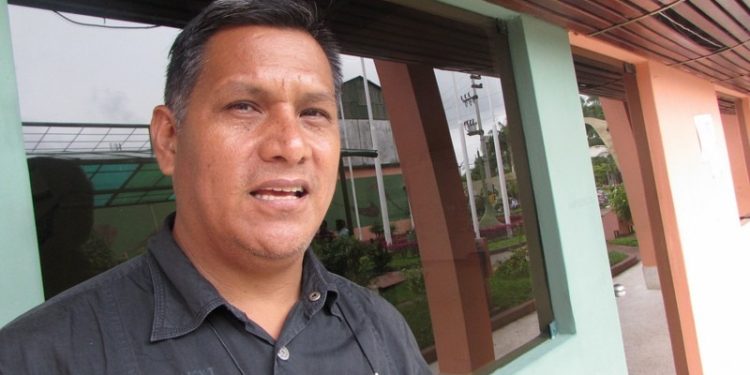Profesor Alberto Ángulo promueve Proyecto Educativo Local ante falta de políticas en Loreto