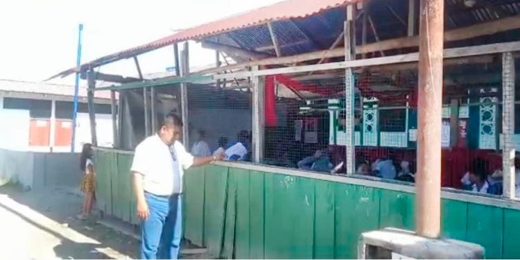 Padres suspenden envío de sus hijos al colegio Quistococha ante riesgo por infraestructura deteriorada