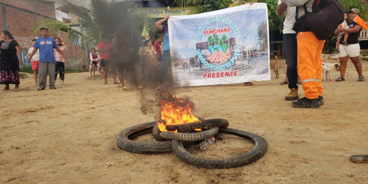 Vecinos del AA.HH. 21 de Septiembre realizan protesta exigiendo obras básicas en Punchana