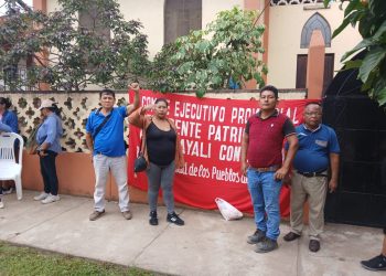 Docentes acatan segundo día de toma de UGEL Contamana