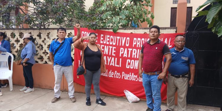 Docentes acatan segundo día de toma de UGEL Contamana