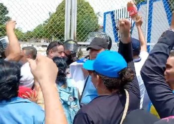 Maestros protestan en el GOREL por retraso en pago de sueldos de diciembre