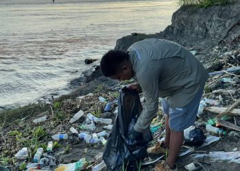 Pobladores de Barrio Florido impulsan limpieza del río Amazonas tras ligera vaciante