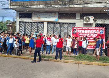 Huelga indefinida en Contamana por falta de pago a trabajadores de salud