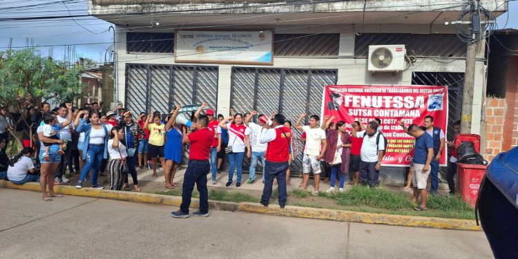 Huelga indefinida en Contamana por falta de pago a trabajadores de salud