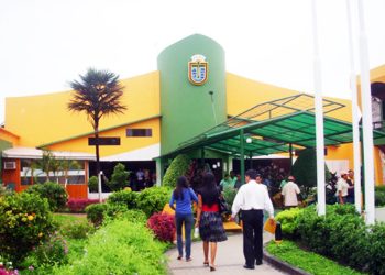 Trabajadora anuncia que se encadenará en la puerta del municipio de Maynas por falta de reubicación laboral