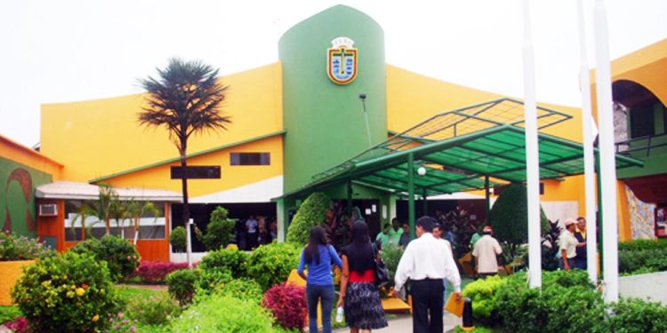 Trabajadora anuncia que se encadenará en la puerta del municipio de Maynas por falta de reubicación laboral