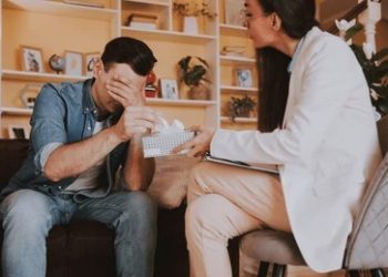 Especialista advierte sobre uso erróneo del término “depresión” y llama a buscar ayuda profesional