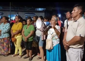 Vecinos bloquean vía en Requena por disputa de terrenos que amenaza a cientos de familias