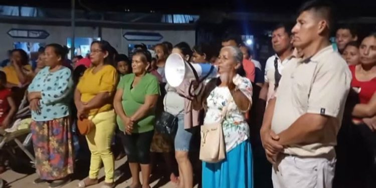 Vecinos bloquean vía en Requena por disputa de terrenos que amenaza a cientos de familias