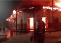 Incendio arrasa histórica panadería y viviendas en Villa Lagunas