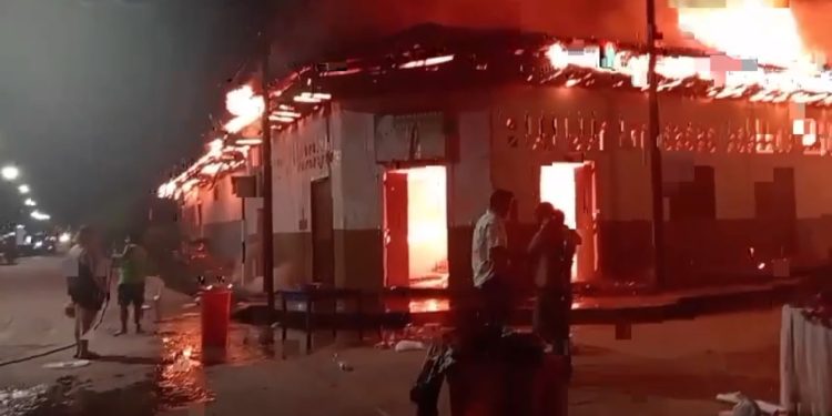 Incendio arrasa histórica panadería y viviendas en Villa Lagunas