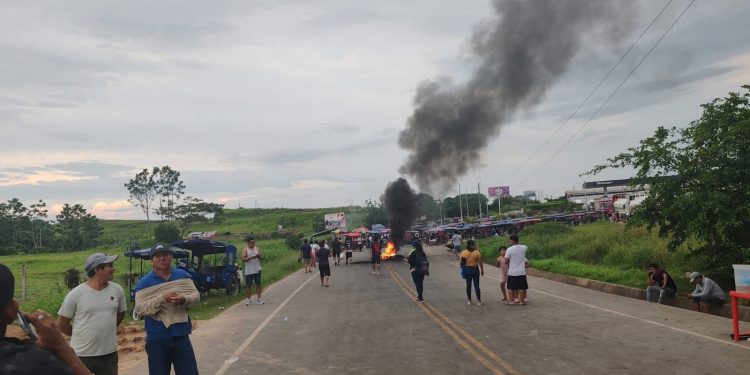 Huelga en Alto Amazonas y amenaza de bloqueos presionan al Gobierno Regional
