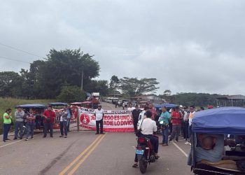 Huelga en Alto Amazonas se mantiene y se radicaliza con bloqueos de carreteras y ríos