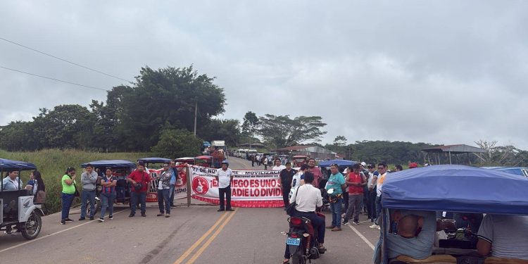 Huelga en Alto Amazonas se mantiene y se radicaliza con bloqueos de carreteras y ríos