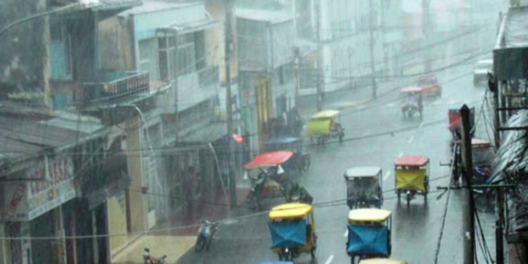 Lluvias con vientos inusuales y ríos en ascenso ponen a Loreto en fase de prevención