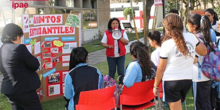 Estudiantes organizan feria “Emprendiendo con Zegel” en IPAE Iquitos
