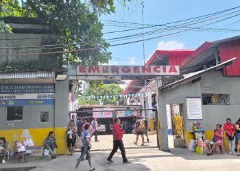 Madre de 19 años lucha por su vida en UCI tras presunta complicación de cesárea