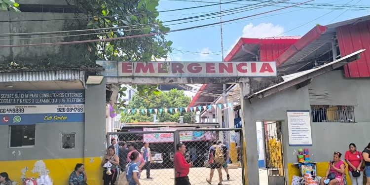 Madre de 19 años lucha por su vida en UCI tras presunta complicación de cesárea