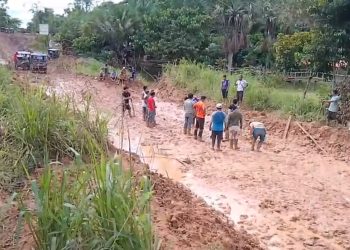 Vecinos y motocarristas de Barrio Florido reparan vía ante falta de respuesta de autoridades