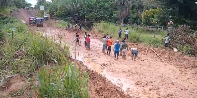 Vecinos y motocarristas de Barrio Florido reparan vía ante falta de respuesta de autoridades