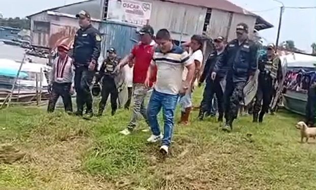 Tensión en Pastaza: alcalde huye bajo resguardo policial ante exigencia de vacancia