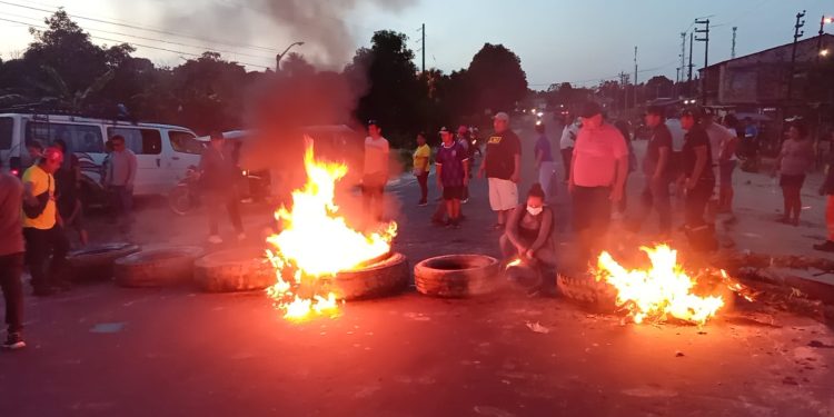 Padres de familia de colegio N° 60110 exigen reconstrucción para más de mil estudiantes