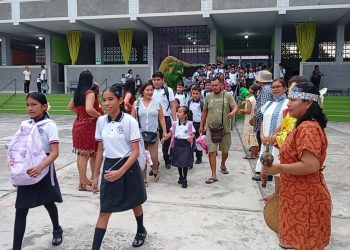 Más de 900 estudiantes de colegio «Sagrada Familia» inician año escolar con temática amazónica